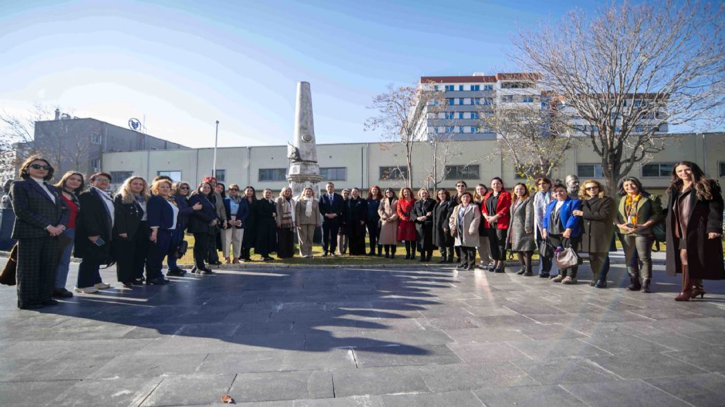 CHP Kad�n Kollar� Ba�kan� Asu Kaya�dan;�Ba�kan E�ki�ye sosyal belediyecilik �vg�s�: