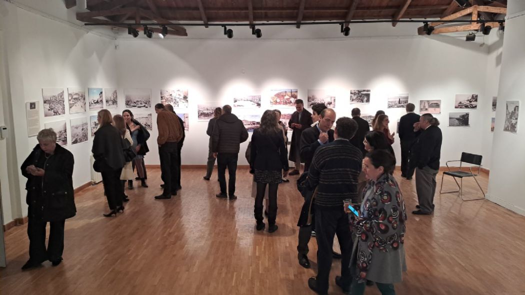 Mert R�stem, D�rd�nc� Foto�raf Sergisini Atina�da A��yor.