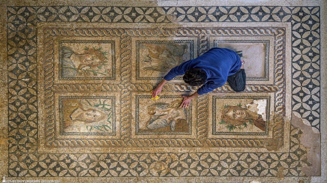 �zmir�in 8 Bin 500 y�ll�k hazinesi masaya yat�r�ld�,