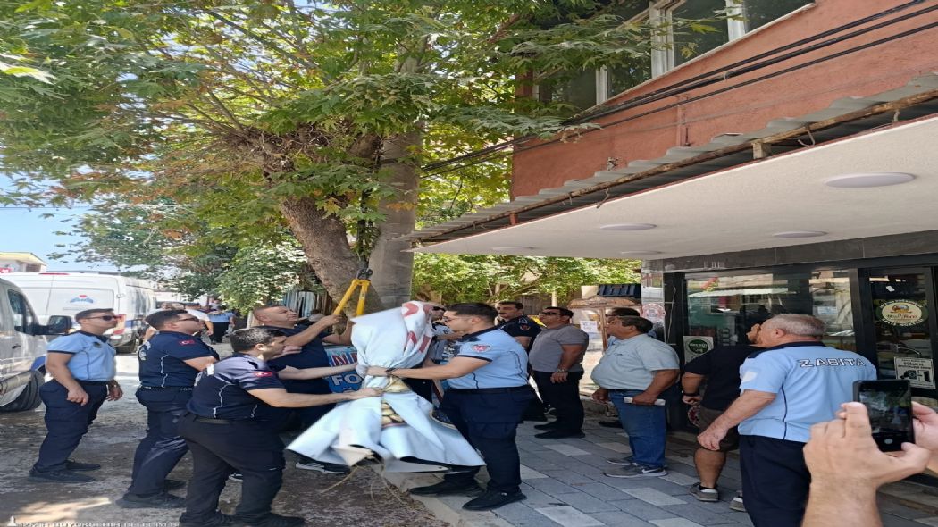 Bayrakl��da kamusal alan�i�gallerine ortak denetim
