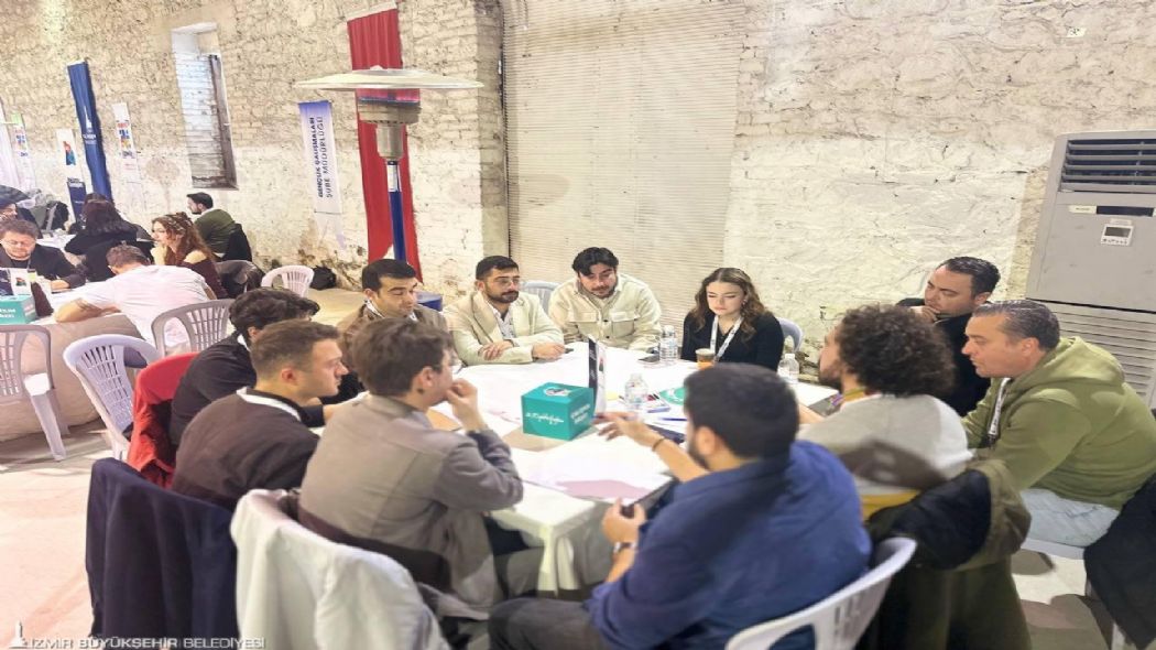 �zmir B�y�k�ehir Belediyesi, Yerel Gen�lik Forumu d�zenledi.