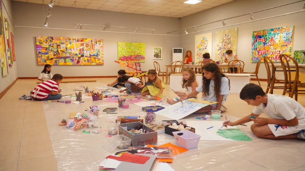 Ressam Yi�it Yaz�c�, Ayval�k�ta Gelece�in Sanat��lar�yla Bulu�tu