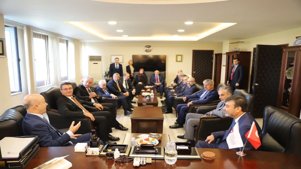Y�K Ba�kan� Prof. Dr. Erol �zvar, �zmir K�tip �elebi �niversitesini Ziyaret Etti