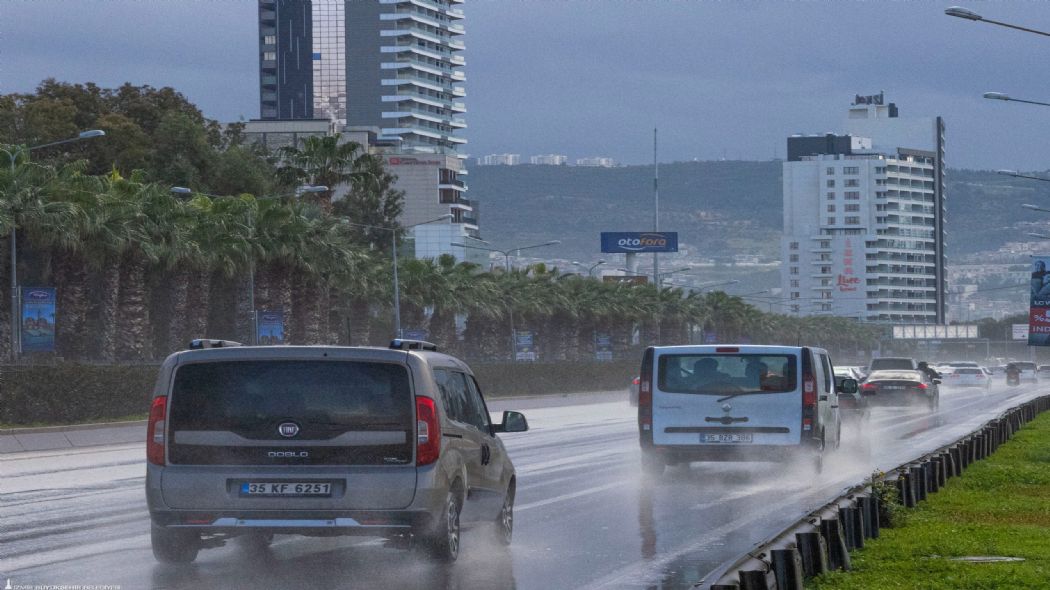 �zmir de Meteoroloji�nin a��r� ya��� (turuncu kod) ve kuvvetli f�rt�na uyar�s�.