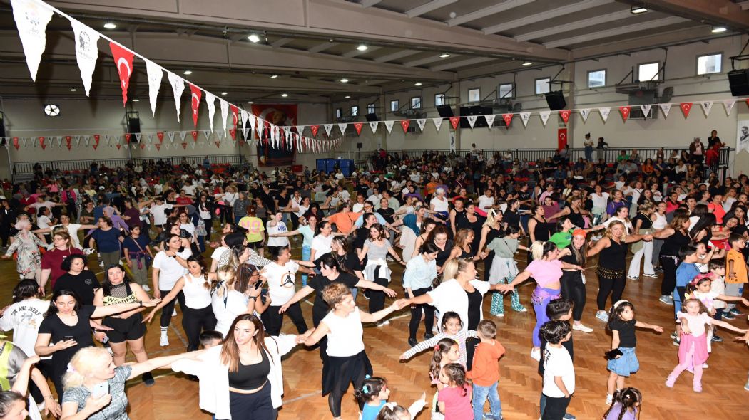 ilide 19 Mays cokusu dans gsterisiyle zirve yapt