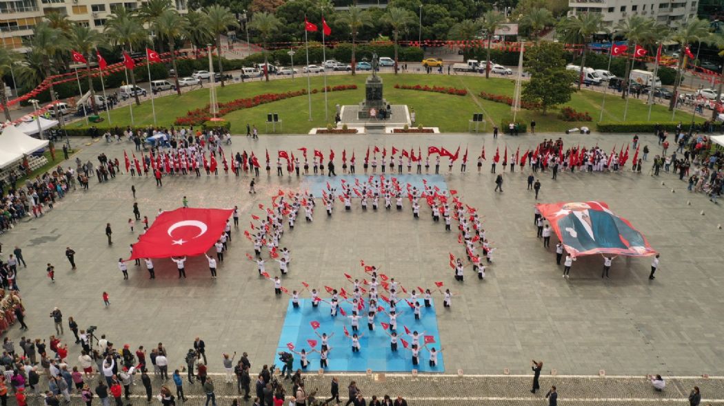 İzmirde coşkulu 19 Mayıs kutlaması