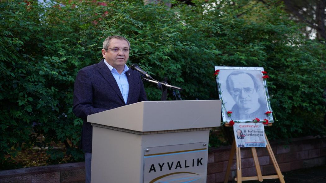 U�UR MUMCU AYVALIK�TAK� EV�N�N �N�NDE ANILDI.