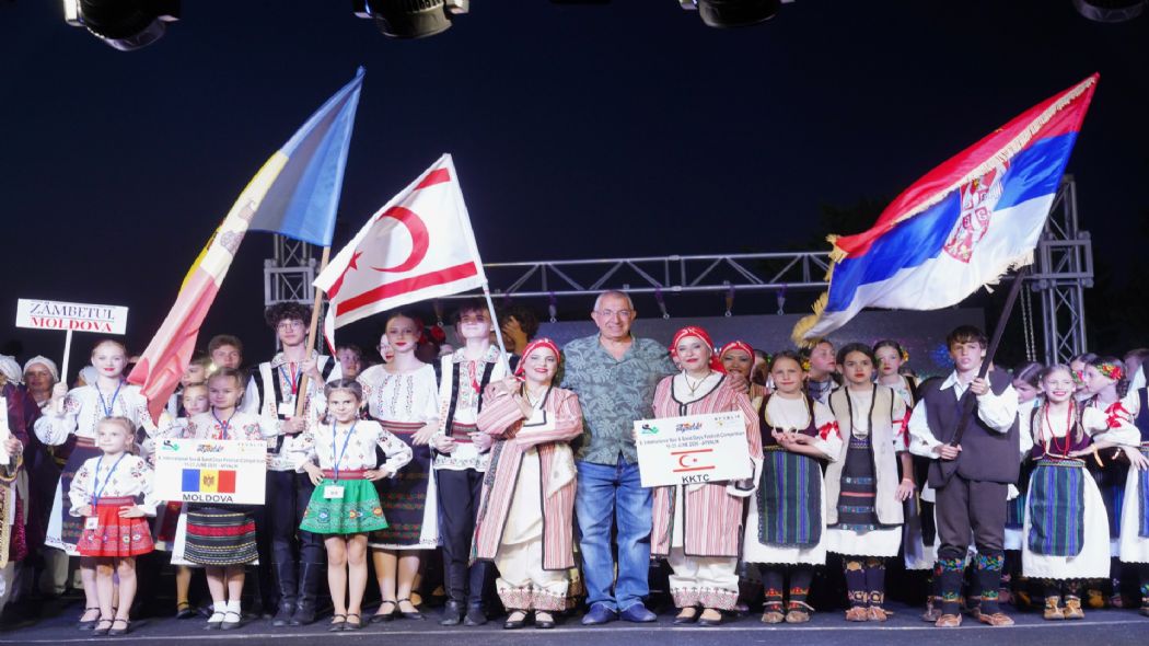 Uluslararas� Halk Oyunlar� Ayval�k�ta Sahne Ald�